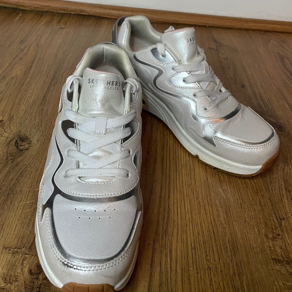 Woman’s Skechers Los Angeles Shoes